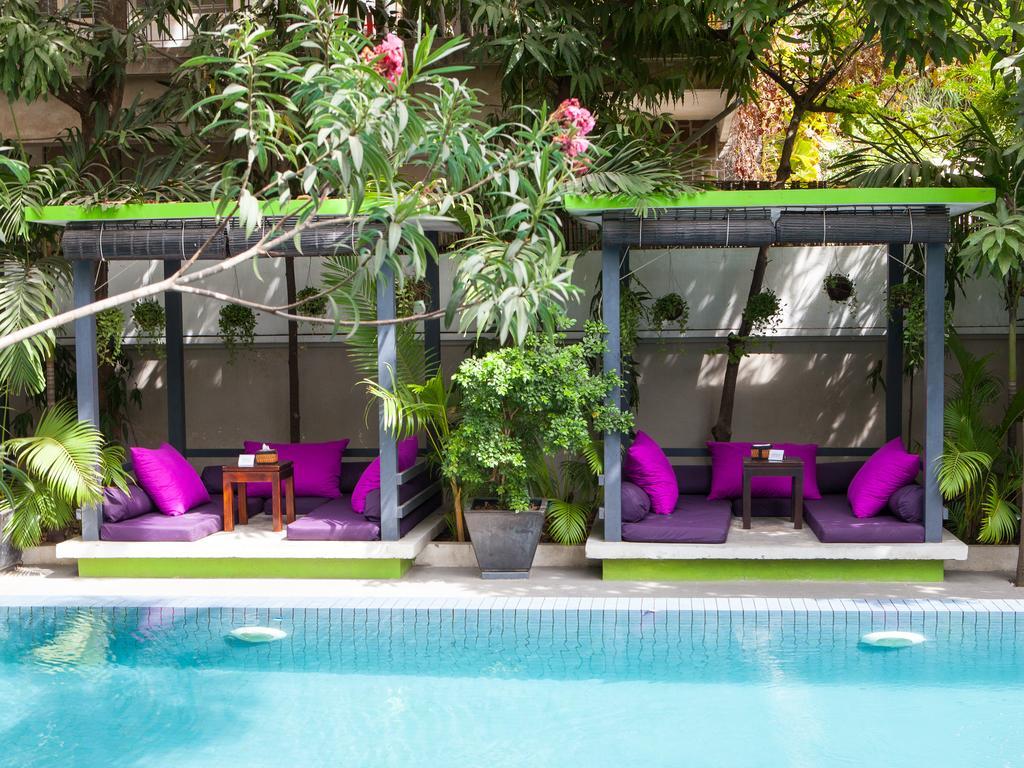 The 252 Hotell Phnom Penh Exteriör bild