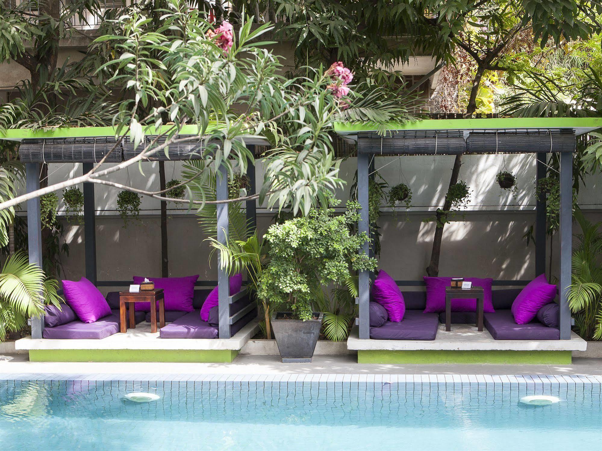 The 252 Hotell Phnom Penh Exteriör bild