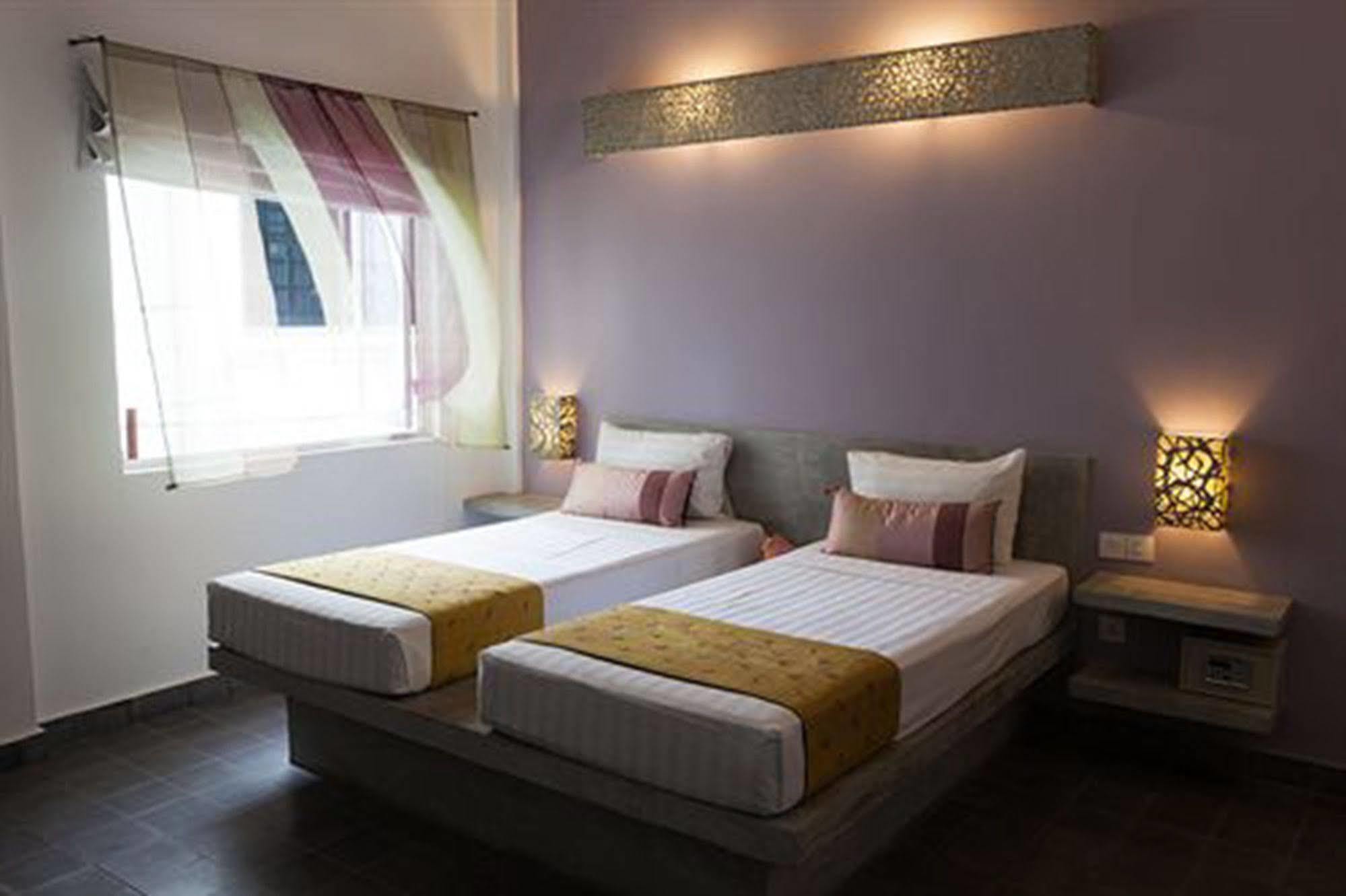The 252 Hotell Phnom Penh Exteriör bild