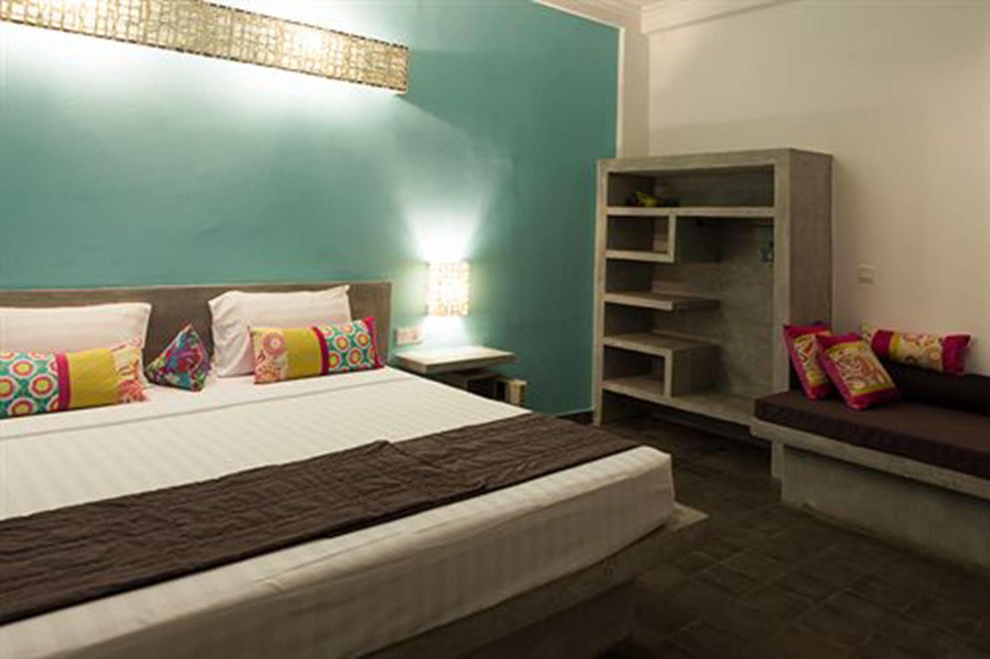 The 252 Hotell Phnom Penh Exteriör bild
