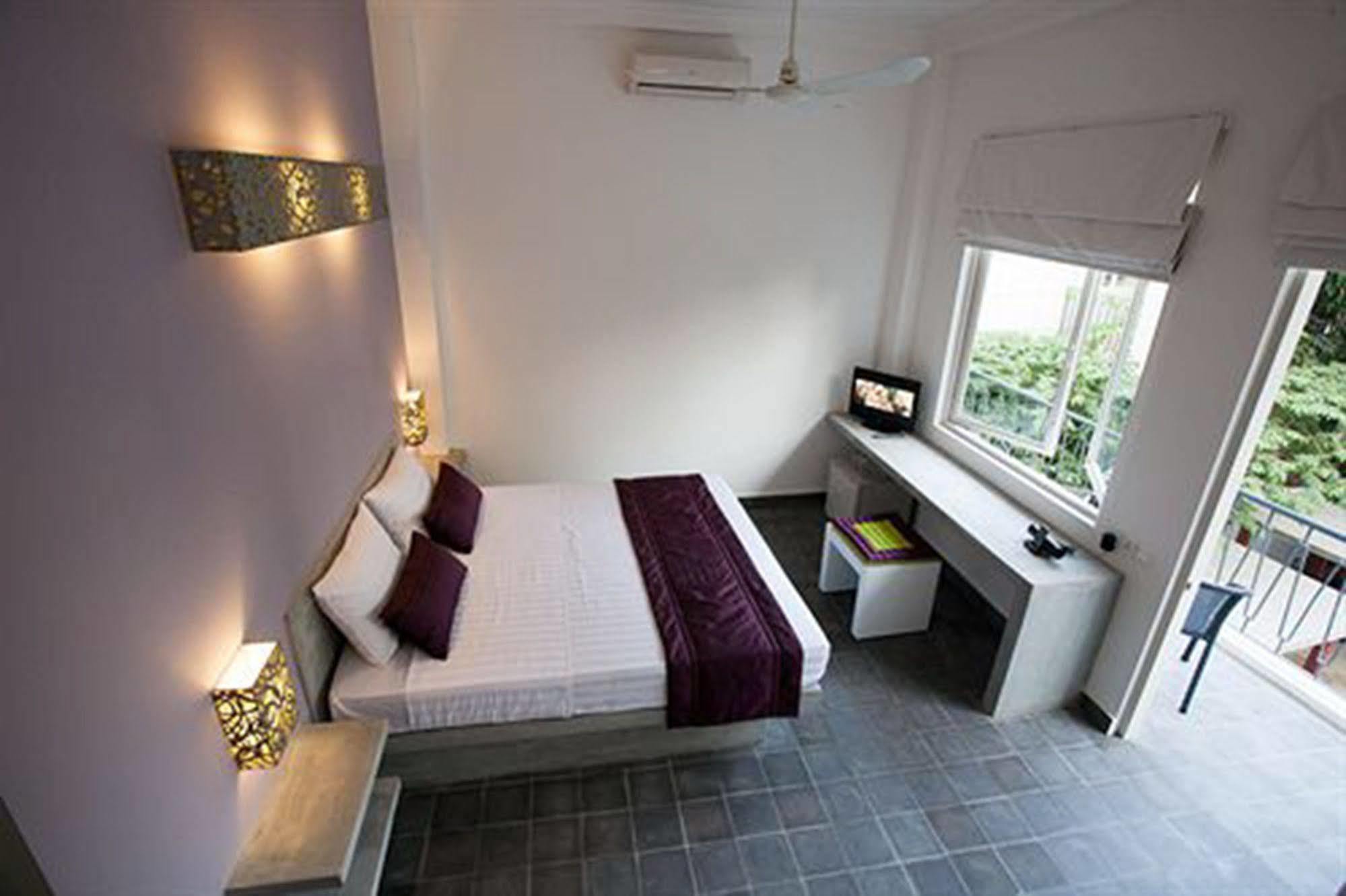 The 252 Hotell Phnom Penh Exteriör bild
