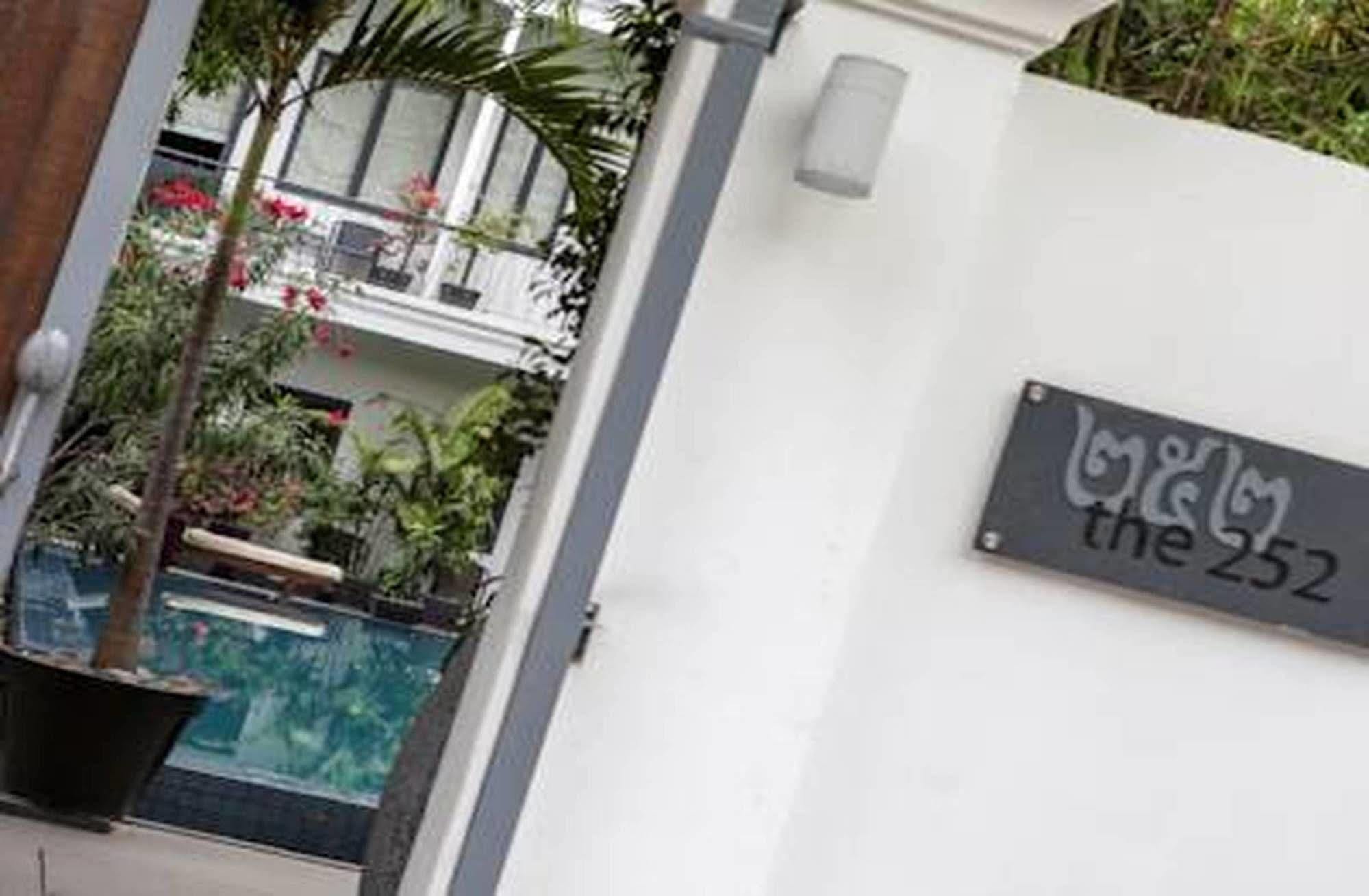 The 252 Hotell Phnom Penh Exteriör bild