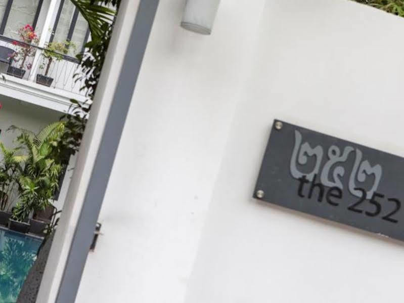 The 252 Hotell Phnom Penh Exteriör bild