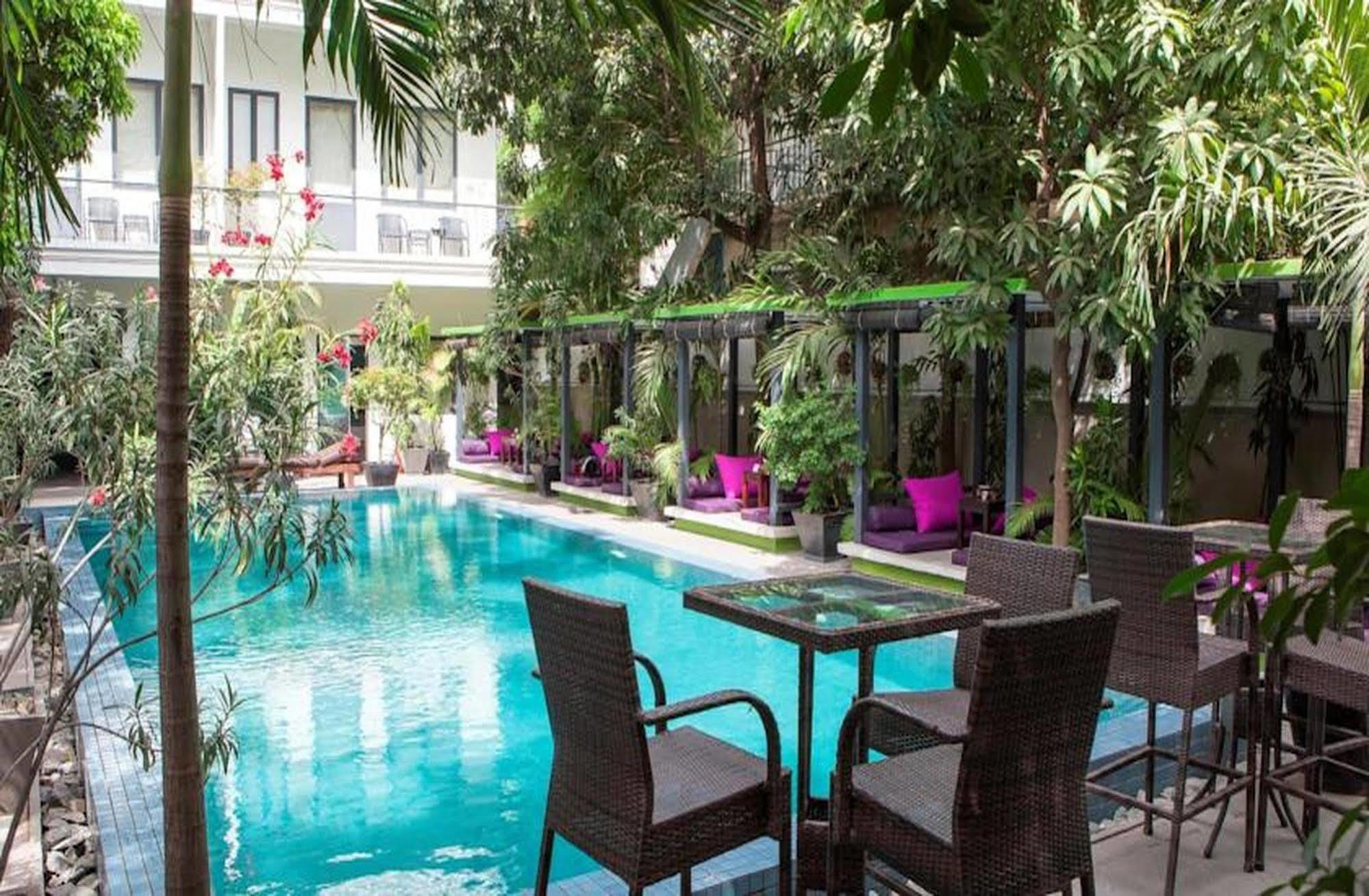 The 252 Hotell Phnom Penh Exteriör bild
