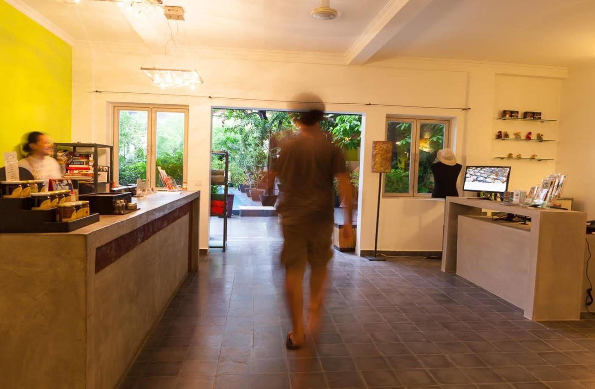 The 252 Hotell Phnom Penh Exteriör bild
