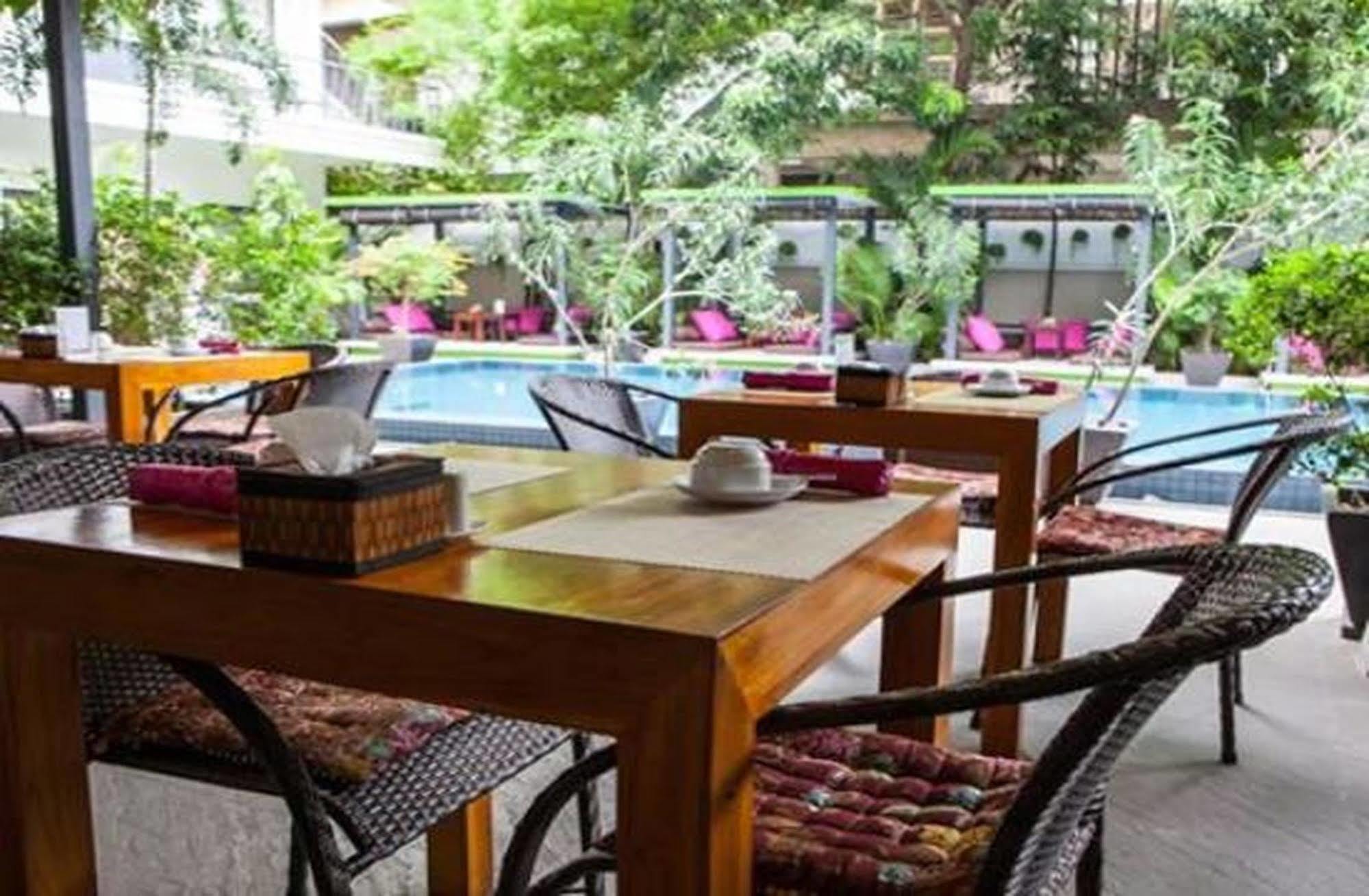 The 252 Hotell Phnom Penh Exteriör bild