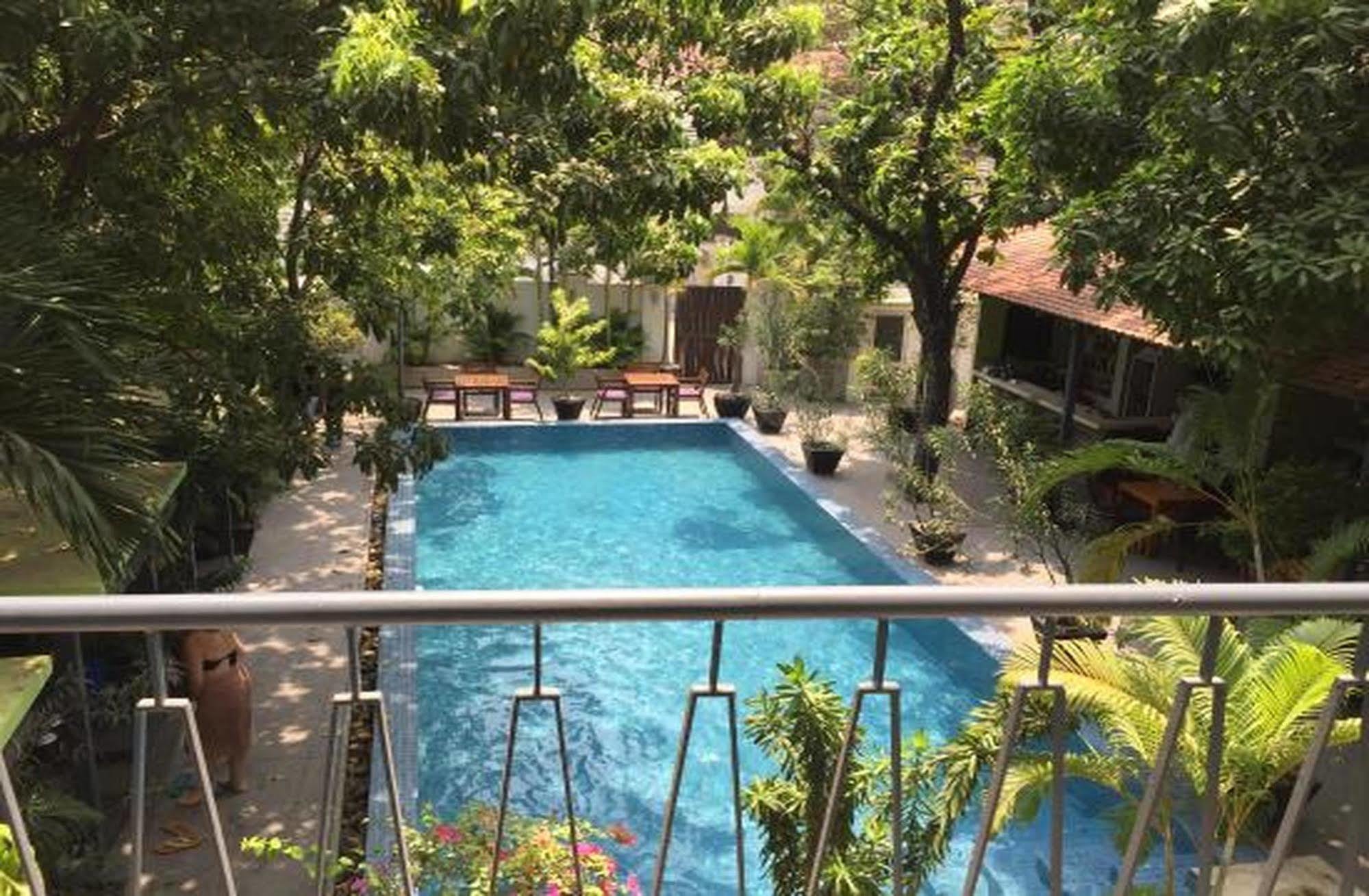 The 252 Hotell Phnom Penh Exteriör bild