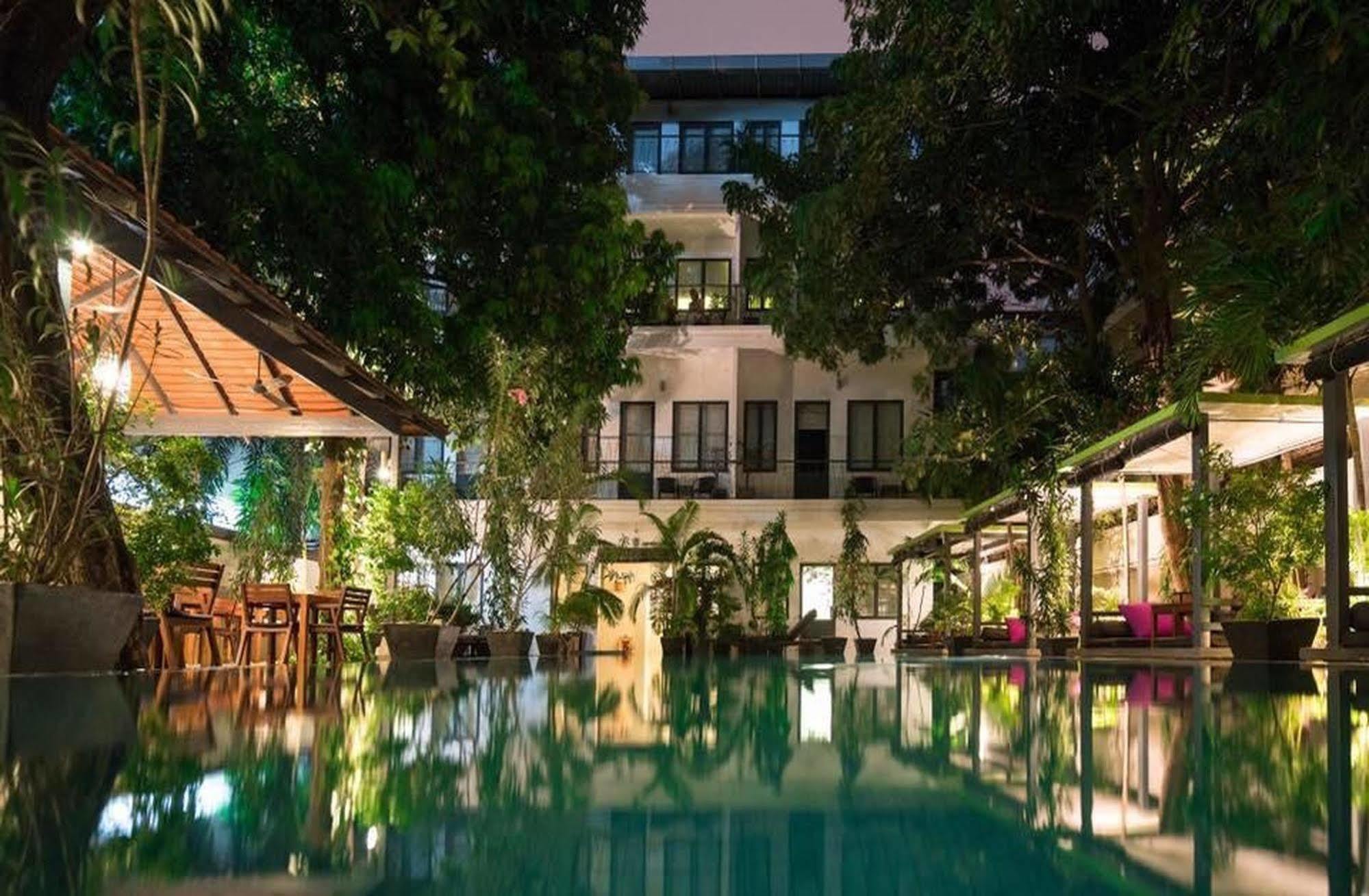 The 252 Hotell Phnom Penh Exteriör bild